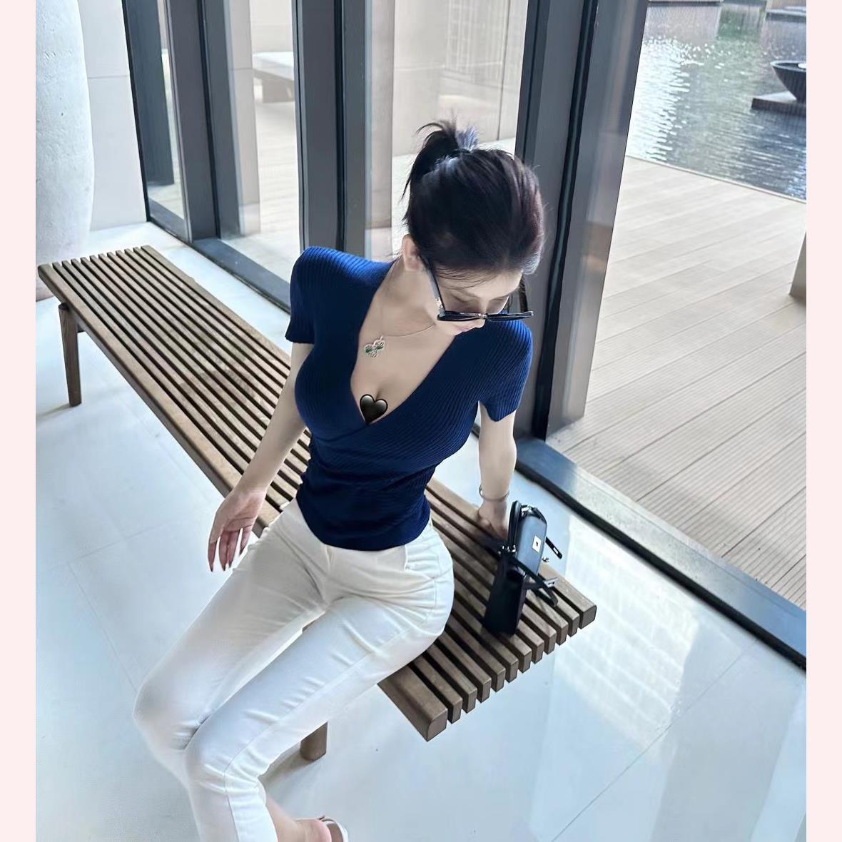 T Shirt Tight Fit - 로우컷 타이트핏 반팔 딥 브이넥 니트